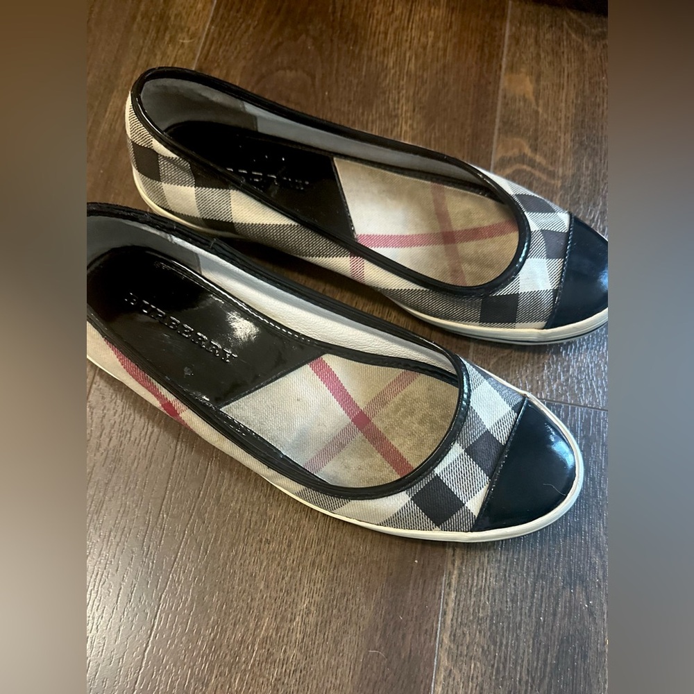 Burberry Women's Plaid Flats - Black, Cream, and Red